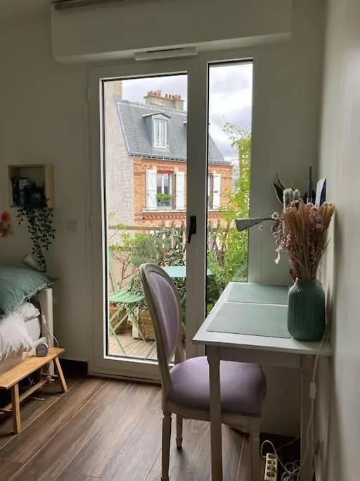 Eiffel Tower View - Balcony - Trocadero Apartment Paris 0*,  France