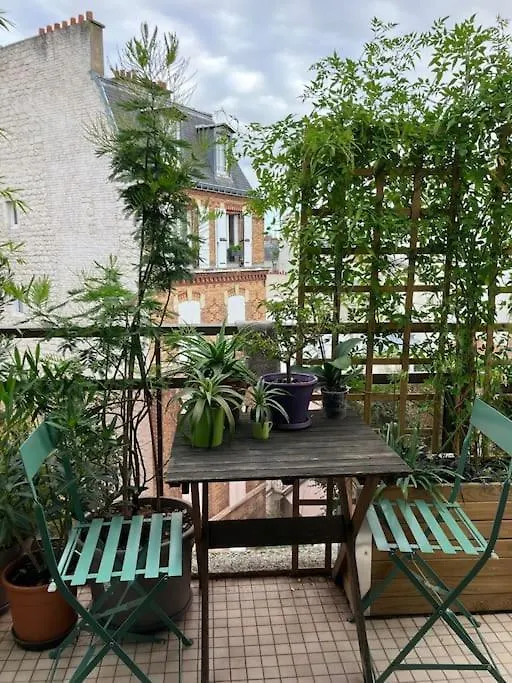 Eiffel Tower View - Balcony - Trocadero Apartment Paris