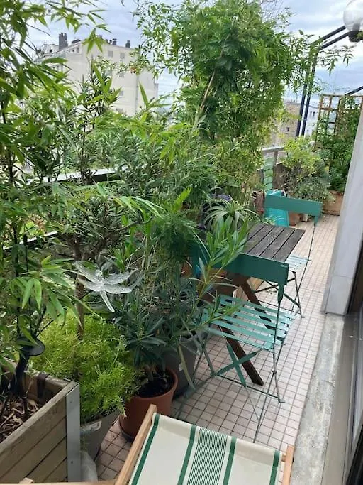 Eiffel Tower View - Balcony - Trocadero Apartment Paris